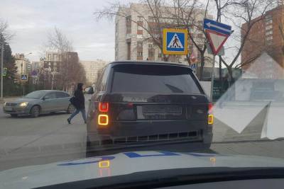 В Новосибирске задержали 22-летнего водителя Range Rover без номеров - sib.fm - Новосибирск