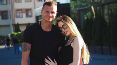Дмитрий Тарасов - Анастасий Костенко - Тарасов с младенцем на руках посвятил жене эмоциональный пост: «От души с ошибками» - 5-tv.ru