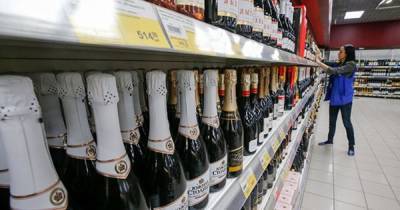 Георгий Остапкович - Эксперт рассказал, стоит ли заранее покупать шампанское к Новому году - ren.tv