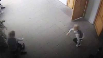 В Новосибирске школьники на перемене сломали позвоночник мальчику - iz.ru - Россия - Израиль - Новосибирск - Новосибирская обл.