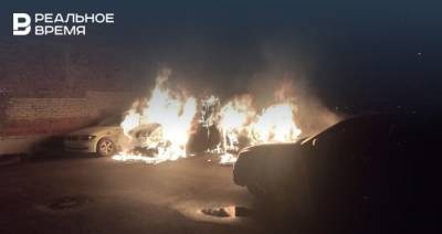 В Казани ночью в одном из дворов сгорел автомобиль, от огня пострадали еще три машины - realnoevremya.ru - Россия - респ. Татарстан - Казань