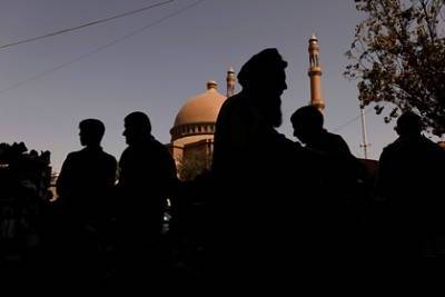 Забиулла Муджахид - У входа в кабульскую мечеть взорвалась бомба - lenta.ru - Россия - Франция - Афганистан - Kabul