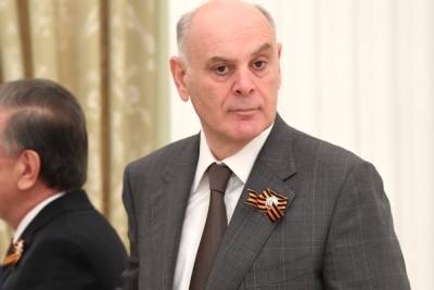 Аслан Бжания - Президент Абхазии прервал визит в РФ из-за перестрелки депутатов в Сухуми - mk.ru - Москва - Россия - Апсны