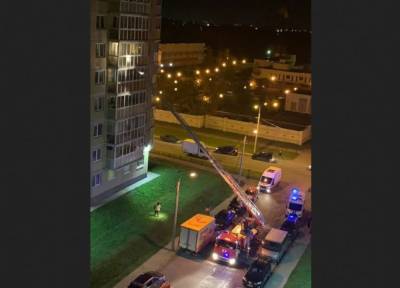 Пожарные в Красном Селе провели ночь с ребенком, мать которого вышла за пивом - abnews.ru