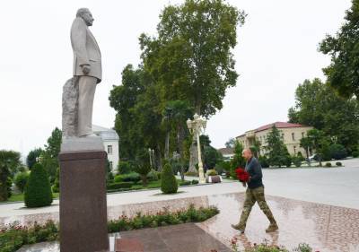 Ильхам Алиев - Гейдар Алиев - Президент Ильхам Алиев - Президент Ильхам Алиев посетил памятник великому лидеру Гейдару Алиеву в центре города Тертер и возложил к нему цветы - trend.az - Азербайджан - Тертер