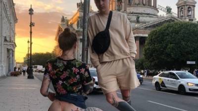 В Петербурге девушка в трусах сфотографировалась у храма. Полиция устанавливает личность - znak.com - Санкт-Петербург