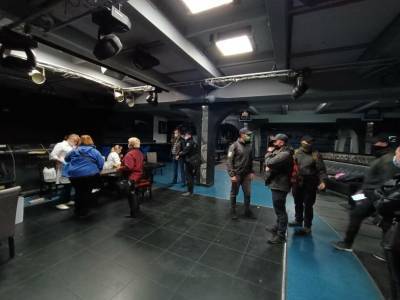 В Ивано-Франковске желающие вакцинироваться заблокировали медиков в ТРЦ, пришлось звать полицию. Видео - gordonua.com - Украина - Ивано-Франковск