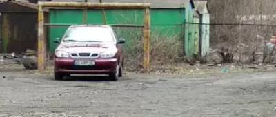 Як у Кривому Розі водій припаркувався на футбольному полі у воротах - w-n.com.ua