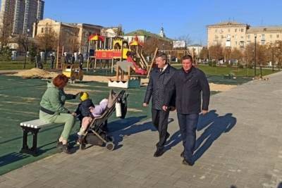 Андрей Бочаров - Андрей Бочаров и Владимир Марченко посетили сквер им. 8 марта - volg.mk.ru - Волгоградская обл.