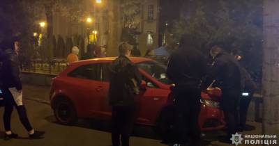 На Ровенщине копы в салоне авто случайно нашли десяток поддельных COVID-сертификатов - dsnews.ua - Украина