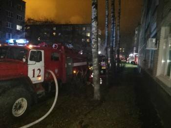 Опубликовано видео пожара на ул. Пионерской, где пожарные спасли 8 человек и собачку - vologda-poisk.ru - Череповец