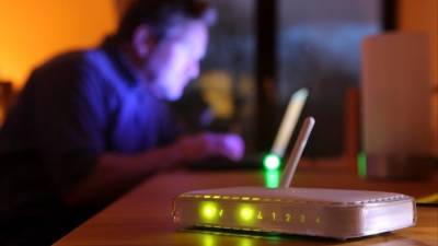 Сергей Кузьменко - Куда лучше поставить роутер, чтобы WI-FI ловился и в спальне, и на кухне - 5-tv.ru