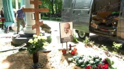 Михаил Жванецкий - На заброшенной могиле Жванецкого появился памятник - 5-tv.ru - Москва