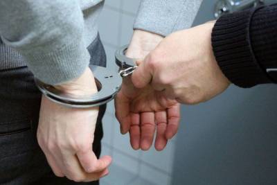 В попытке проучить сына-инвалида мужчина свесил его за ноги с 10 этажа общежития на Софийской - spb.mk.ru