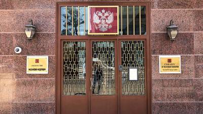 Посольство России назвало сроки выписки отравившихся в Хургаде россиян - iz.ru - Россия - Израиль - Египет - Каир