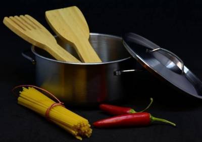 Зачем опытные хозяйки кладут деревянную ложку в кастрюлю с супом: хитрость, которая вам точно понравится - skuke.net