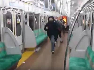 В Токио мужчина ранил ножом 15 пассажиров скоростного метро. Видео - bloknot.ru - Токио - Япония