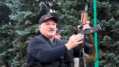 Александр Лукашенко - Николай Лукашенко - В Минске на всеобщее обозрение выставили автомат Лукашенко - svoboda.org - Белоруссия - Минск
