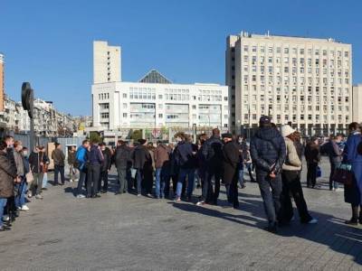 В Киеве за день до входа в "красную зону" в пункты вакцинации выстроились очереди из нескольких сот человек – СМИ - gordonua.com - Украина - Киев