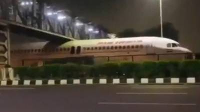 Застрявший под мостом самолет в Индии сняли на видео - 5-tv.ru - Санкт-Петербург - Индия - Дели