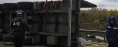 Автоинспекторы помогли разгрузить перевернувшуюся по пути в Новосибирск фуру - runews24.ru - Иркутская обл. - Новосибирск - Камаз