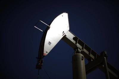 Цены на нефть слабо снижаются после роста в пятницу - smartmoney.one - США - Reuters