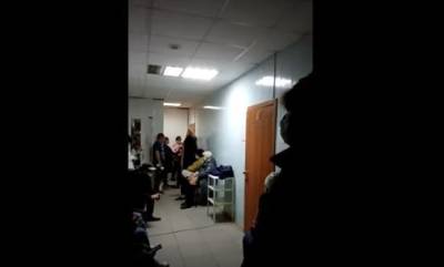 «Почему главврач не на приеме?» На Урале активист снял огромную очередь в поликлинике - znak.com - Челябинская обл.