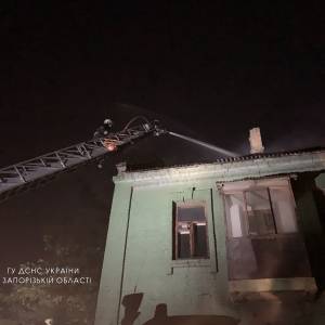 В Запорожье сгорело двухэтажное заброшенное здание. Фото - reporter-ua.com - Украина - Запорожская обл. - Запорожье