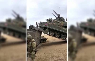 Кадры из России: «Тунгуска» перевернула БМП-2 на учениях - topcor.ru - Россия - Таджикистан