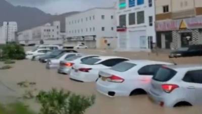 Тропический циклон "Шахин" затопил Оман и Иран и унес жизни 9 человек - vesti.ru - Иран - Оман - Маскат