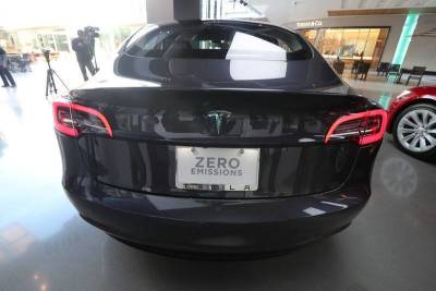 Илон Маск - Elon Musk - Tesla нарастила поставки в 3 кв до рекорда, превысила прогнозы - smartmoney.one - Италия - Reuters