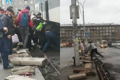 В центре Новосибирска пассажиры вынуждены прыгать через ров для посадки в автобус - sib.fm - Новосибирск