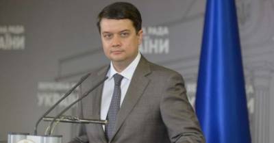 Владимир Зеленский - Дмитрий Разумков - Разумкову пытаются подсунуть на подпись "исправленную" версию закона об олигархах - delo.ua - Украина