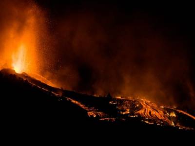 Извержение вулкана на Ла-Пальме: обвалился кратер и поток лавы усилился - unn.com.ua - Украина - Киев - Испания