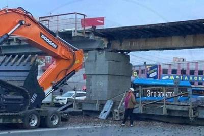 В российском городе на дорогу рухнул мост - lenta.ru - Россия - Владивосток