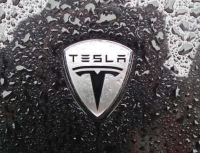 Илон Маск - Tesla в 2021 году установила новый рекорд продаж - autostat.ru - США