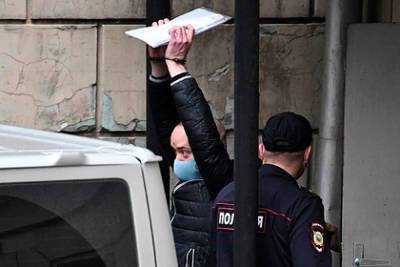 Иван Сафронов - Суд продлил арест обвиненному в госизмене Ивану Сафронову - lenta.ru