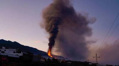 ФОТОФАКТ: Извержение вулкана Кумбре-Вьеха на испанском острове Ла-Пальма - belta.by - Белоруссия - Эль-Пасо - Reuters