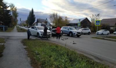 Автомобиль КИА развернуло после удара на улице Салехардская в Тюмени - nashgorod.ru - Тюмень