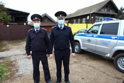 Сотрудники полиции спасли пожилую пару из горящего дома в Удмуртии - gorodglazov.com - Россия - респ. Удмуртия