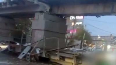 Во Владивостоке водитель фуры снес фрагмент железнодорожного моста - iz.ru - Израиль - Владивосток