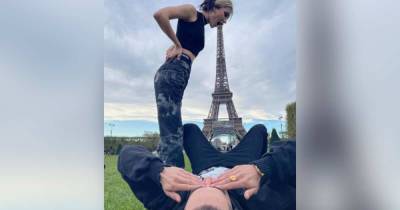 Дина Саева - Блогерша возмутила фанатов пошлым фото с возлюбленным - ren.tv - Париж
