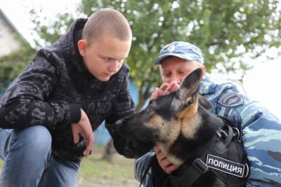 Владимир Путин - Белгородская полиция подарила собаку мальчику, попросившему её у Путина - aif.ru - Россия - Белгородская обл. - Белгород