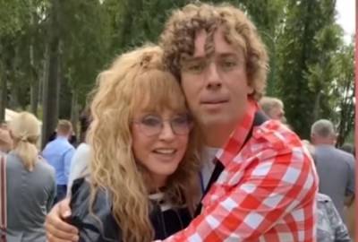 Алла Пугачева - Максим Галкин - В коротенькой юбке и на каблуках: нестареющая Алла Пугачева сверкнула "новым" лицом рядом с Галкиным – "Кукла гуттаперчевая" - ukrainianwall.com - Украина