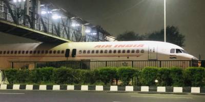 В Индии пассажирский самолет застрял под пешеходным мостом - ruposters.ru - Индия - Дели