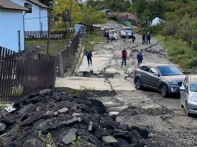 Видеокадры апокалипсиса в Сочи: оползень разрушил дома и уничтожил трассу - bloknot.ru - Сочи - район Лазаревский