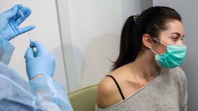 Дмитрий Песков - В Кремле назвали недостаточным уровень вакцинации от COVID-19 в РФ - iz.ru - Россия - Израиль