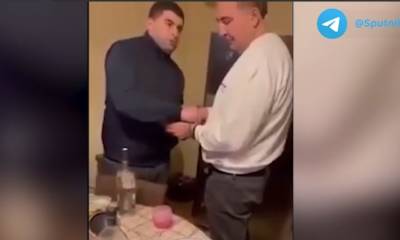 Михаил Саакашвили - Хинкали и водка: в Сети появилось видео задержания Саакашвили за ужином в квартире - sharij.net - Грузия - Тбилиси