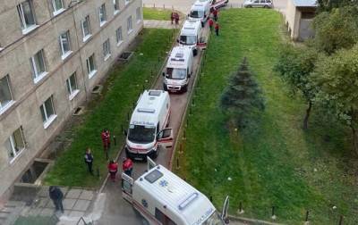 В больнице во Львове скорые с COVID-больными стоят в очереди - korrespondent.net - Украина - Львов