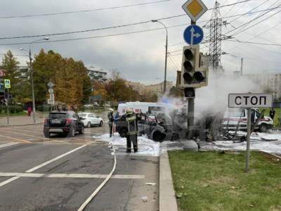 Два автомобиля загорелись после ДТП в Москве: трое пострадали - rosbalt.ru - Москва - Зеленоград